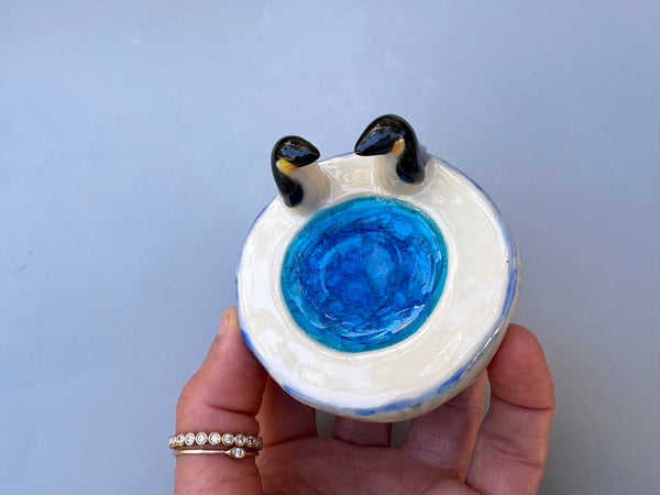 "I will always cross the ice to be with you", Emperor Penguin ring pedestal, ceramic with glass - Vuvu Ceramics
