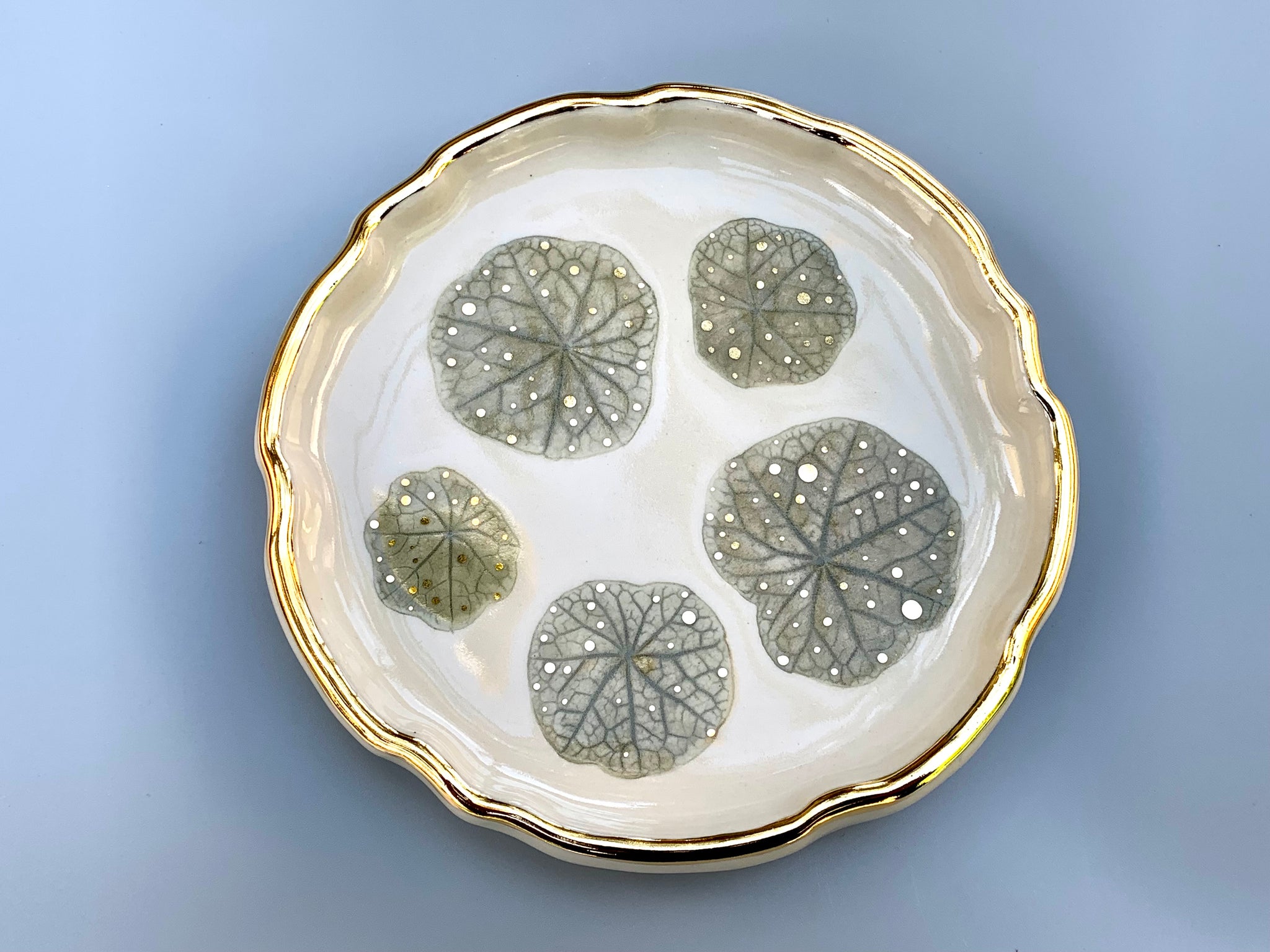 Lily pad jewelry dish with real gold accents - Vuvu Ceramics